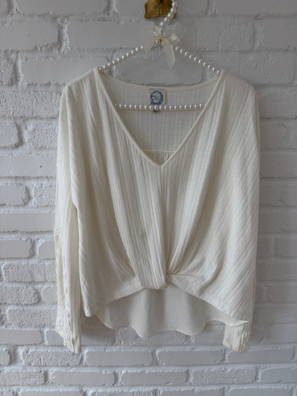 Francesca's Collections Cream V-Neck Twist Front Blouse